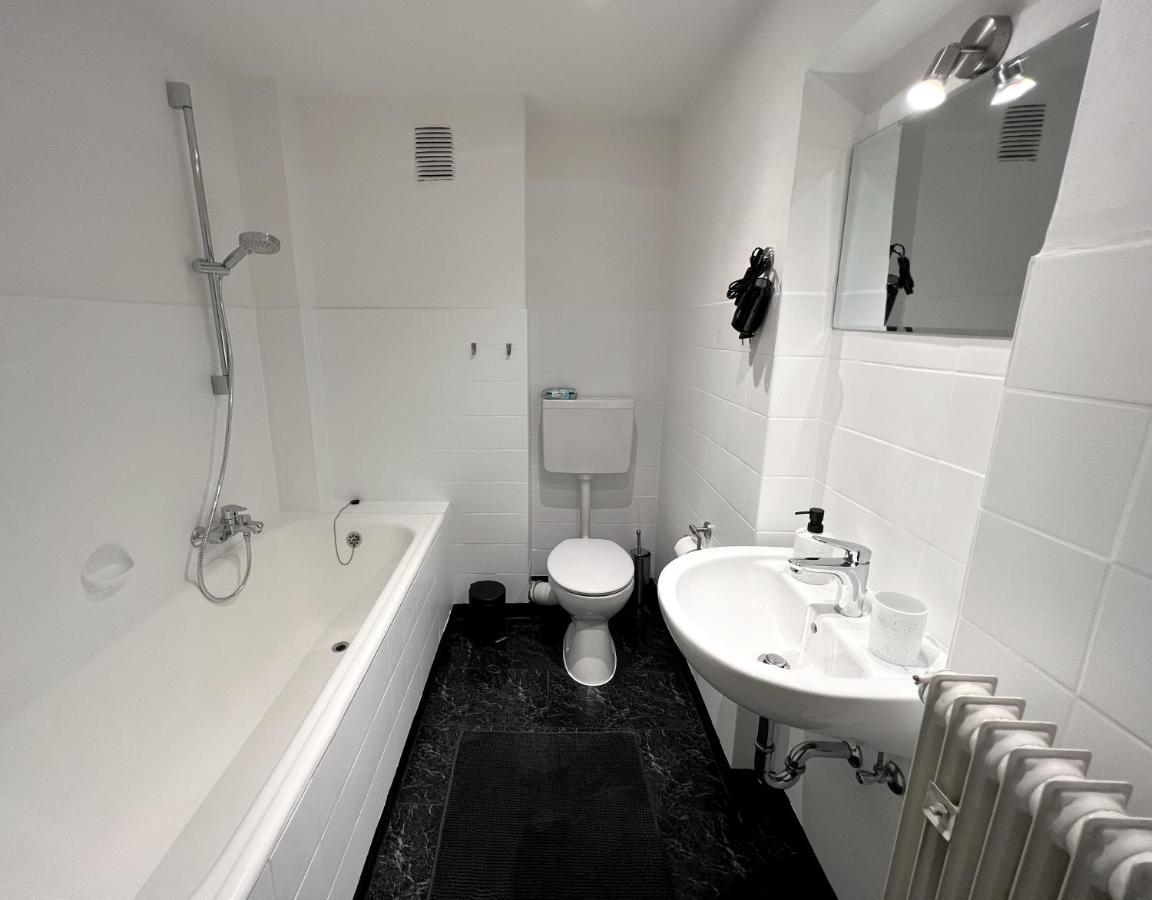 One Bed And One Sofa Bed, Self Check In, Invoice Apartman Mönchengladbach Kültér fotó
